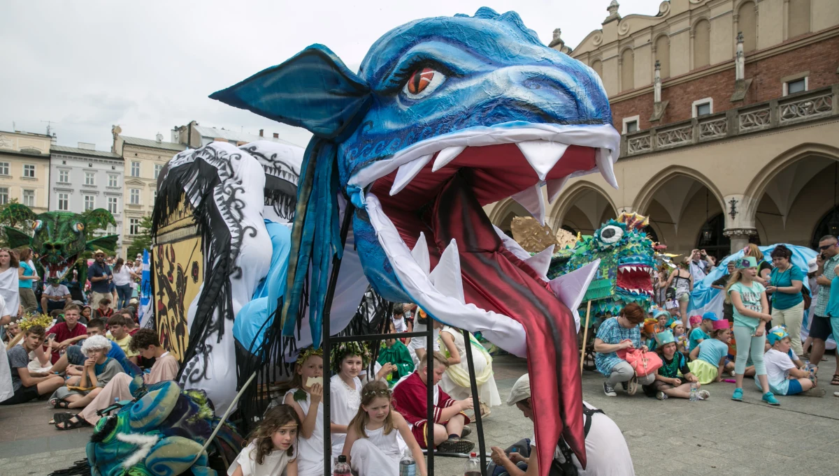 ​Około czterdziestu kolorowych smoków, ponad tysiąc animujących je dzieci, wielki rodzinny piknik na Bulwarach oraz widowisko z laserami, efektami pirotechnicznymi i nastrojową muzyką. Tak zapowiada się 18. Wielka Parady Smoków w Krakowie.