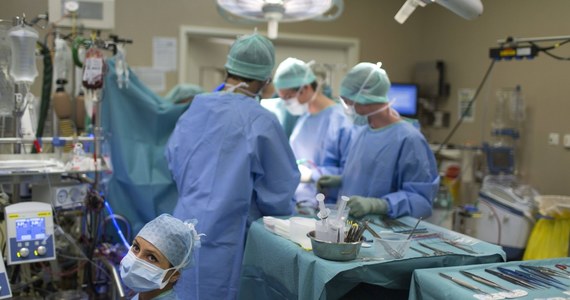 Skandal we francuskiej służbie zdrowia. Dwóch lekarzy ostro pobiło się na bloku operacyjnym w czasie zabiegu chirurgicznego. Rezultat: połamane nosy oraz uraz oka i czaszki jednego z nich.