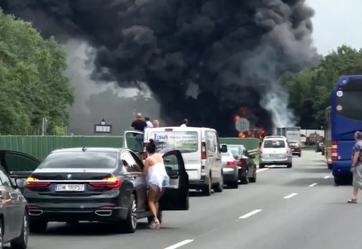 Płonąca ciężarówka i ogromny słup czarnego dymu nad A4 na Opolszczyźnie. W Gogolinie zapalił się tir przewożący granulat z tworzyw sztucznych. Sygnał w tej sprawie dostaliśmy od Słuchaczy na Gorącą Linię RMF FM. Tą samą drogą otrzymaliśmy film z miejsca zdarzenia. Zobaczcie!
