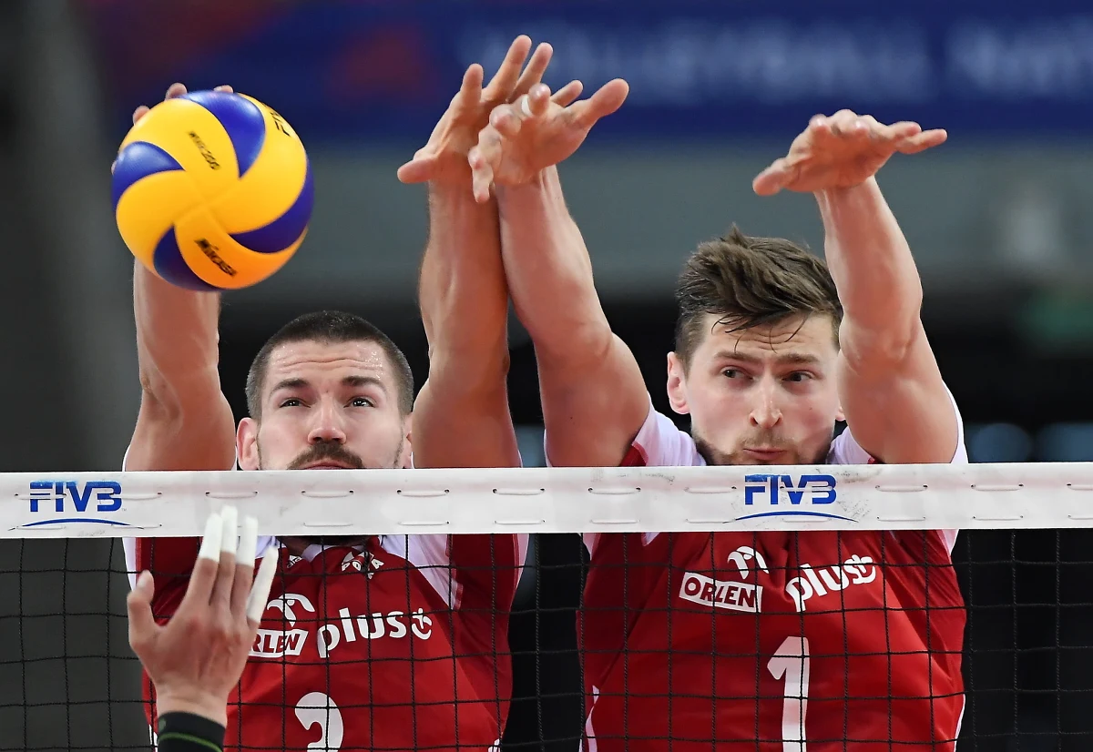 Polacy nie zwalniają tempa! W sobotnim spotkaniu w łódzkiej Atlas Arenie zawodnicy Vitala Heynena pokonali Chińczyków 3:0 i tym samym odnieśli piąte zwycięstwo z rzędu w Lidze Narodów. Wygrana cieszy tym bardziej, że "Biało-czerwoni" odnieśli ją nad zespołem prowadzonym przez byłego trenera polskiej kadry - Raula Lozano.