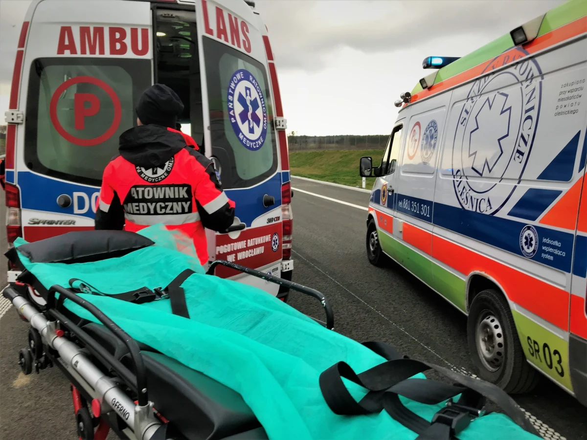 Jedna osoba zginęła, 4 zostały rannych w wypadku na Alei Zwycięstwa w Gdyni. Miejski autobus zderzył się z dwoma samochodami osobowymi. Tę informację otrzymaliśmy na Gorącą Linię RMF FM.