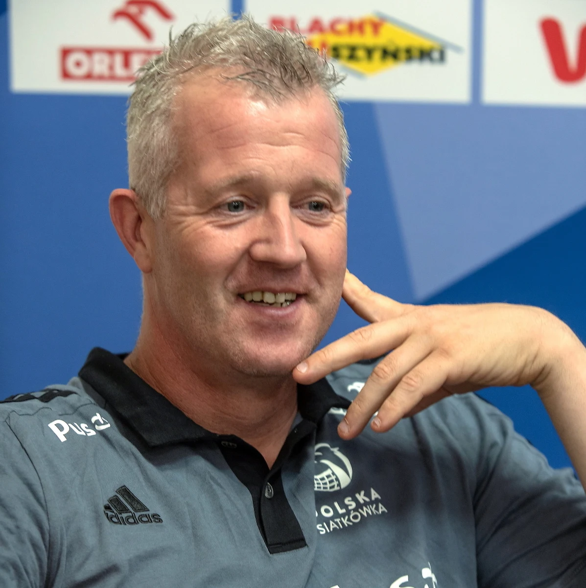 Trener reprezentacji Polski Vital Heynen znany jest z dobrego kontaktu z mediami i kibicami.  Belg robi wiele, by zyskać sympatię fanów siatkówki znad Wisły. Po wygranym meczu z Chinami obiecał, że jeśli polska reprezentacja zwycięży w spotkaniu z Niemcami, to postawi pełnoletnim kibicom piwo.