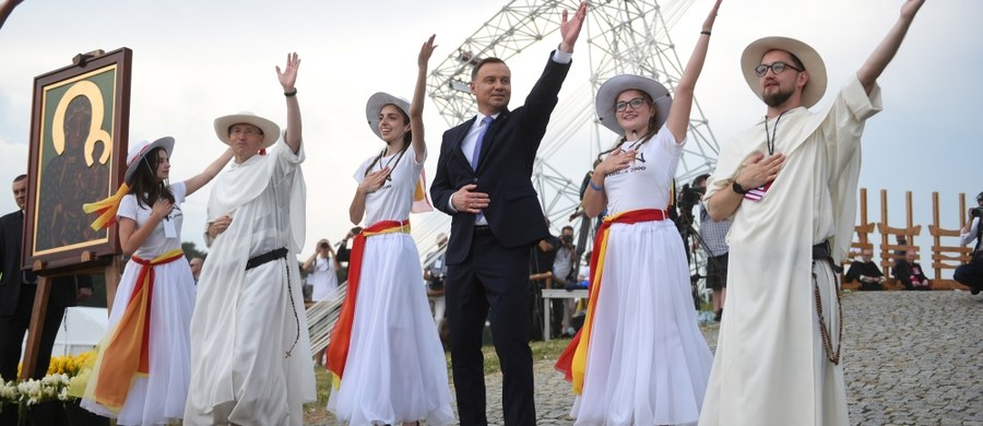 Proszę, byście w ważnych momentach eksponowali nasze biało-czerwone barwy - mówił w sobotę do uczestników Spotkania Młodych Lednica 2000 prezydent Andrzej Duda.  Z okazji 100-lecia niepodległości uczestnicy wydarzenia dostali od prezydenta polskie flagi.