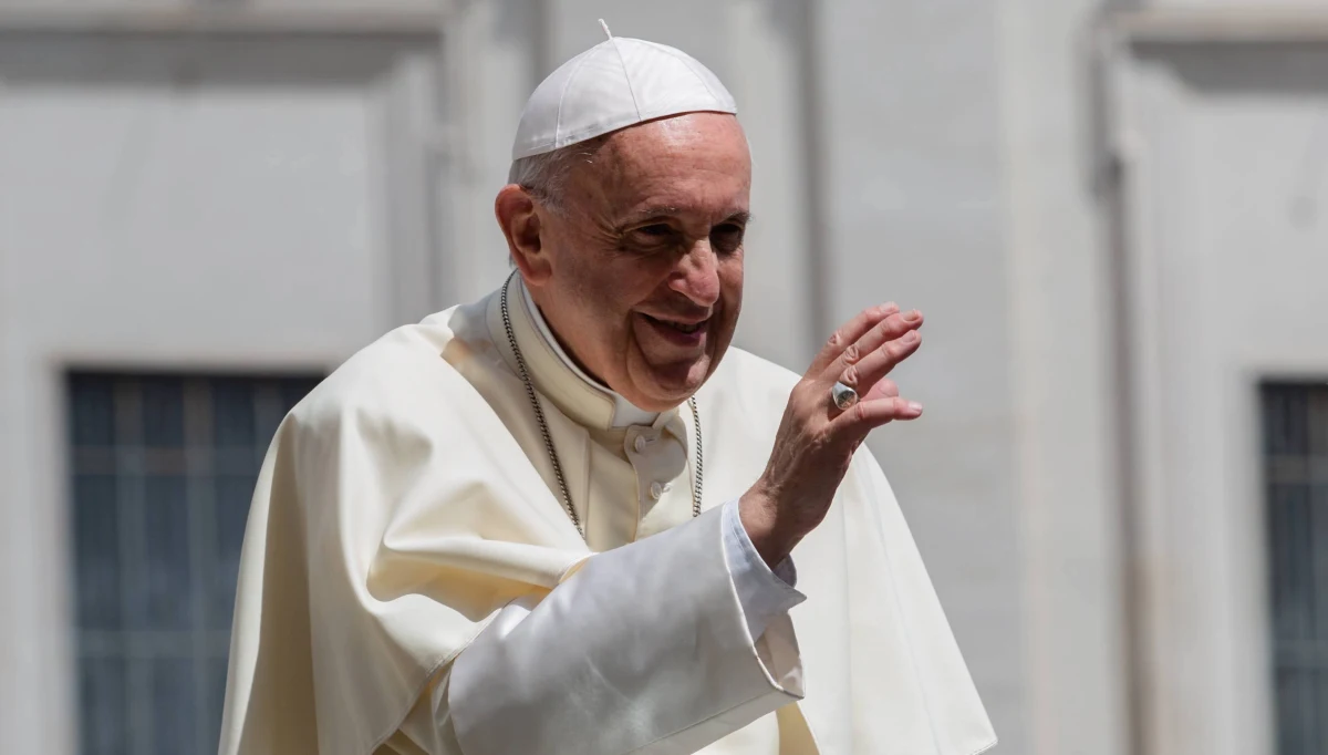 Gestem jaki zwykł czynić św. Jan Paweł II ucałujcie polską ziemię także w moim imieniu - powiedział do zgromadzonych na Polach Lednickich papież Franciszek. Nagranie z jego wypowiedzią wyemitowano w sobotę w trakcie Spotkania Młodych Lednica 2000.