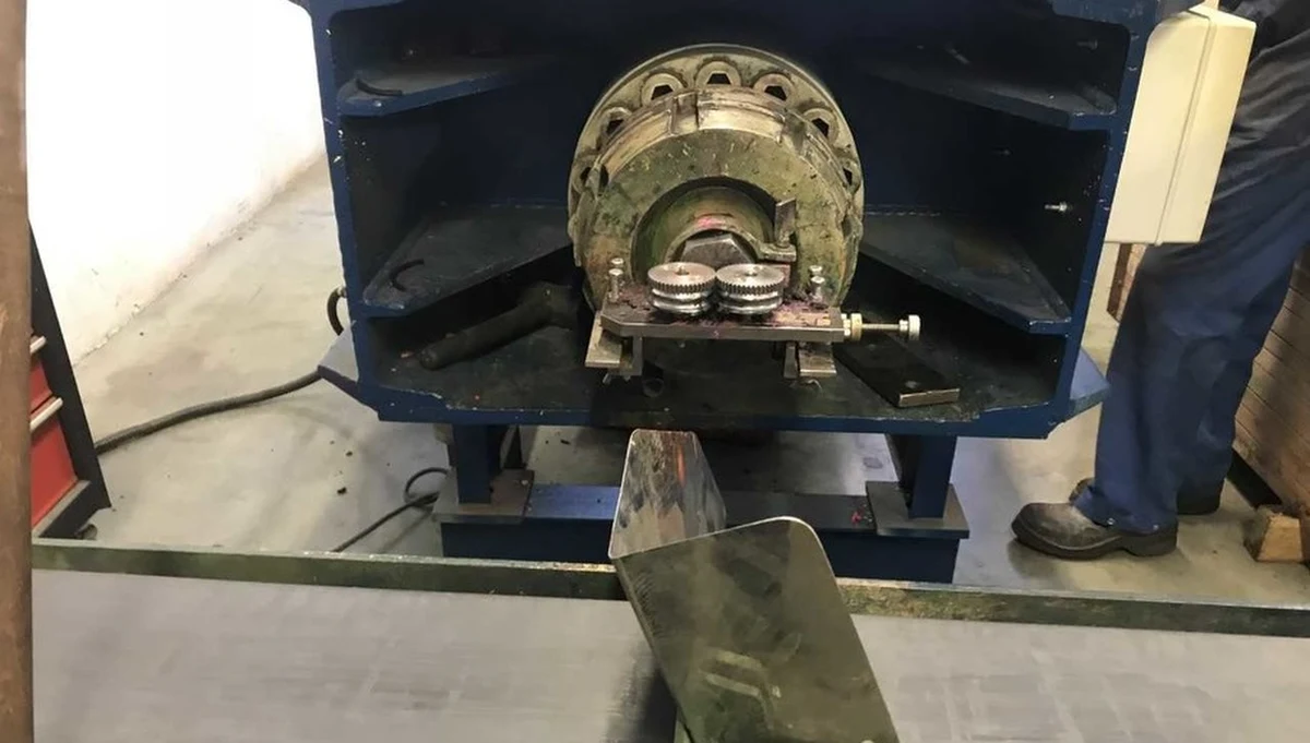 Działająca od prawie 130 lat, najstarsza i jedyna funkcjonująca do dziś w Polsce fabryka ołówków i kredek w podwarszawskim Pruszkowie to dziś Twoje Niesamowite Miejsce w Faktach RMF FM. Rocznie produkuje się tam około 50 milionów kredek i ołówków. W naszym niedzielnym cyklu odkrywamy dla was dostępne tylko dla wybranych zakamarki. To pierwsza w Polsce wytwórnia ołówków, którą w 1889 roku w Warszawie założył niespełna 30-letni wtedy inżynier Stanisław Majewski. Wraz ze wspólnikami zarejestrował wtedy przedsiębiorstwo pod nazwą “St. Majewski, Zaborski i Starzeński”. Fabryka działała bez przerwy nawet przez cały okres drugiej wojny światowej, a w 1948 roku nastąpiło jej upaństwowienie. Dziś - na pamiątkę nazwiska jej założyciela - działa tam spółka "St. Majewski". 