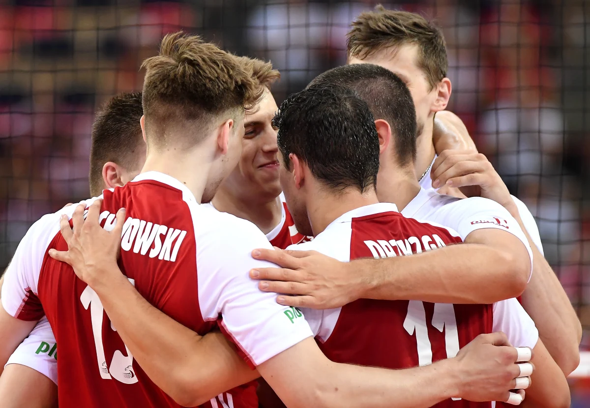 Z wicemistrzami Europy Niemcami zmierzą się dzisiaj po południu polscy siatkarze w swoim ostatnim meczu łódzkiego turnieju Ligi Narodów. W tej chwili biało-czerwoni są ostatnią ekipą rozgrywek z kompletem punktów na koncie. Jeśli dzisiaj podtrzymają tę passę, kibice mogą liczyć na wspólne świętowanie z nowym trenerem naszej kadry Vitalem Heynenem. "Znajdziecie mnie na zewnątrz (hali) stawiającego piwo wszystkim kibicom!" - zapowiedział szkoleniowiec.