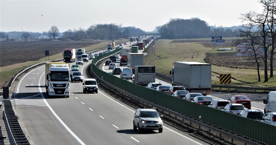 419 wypadków, w których zginęło 25 osób, a 508 zostało rannych - taki jest tragiczny bilans czterech dni długiego weekendu. Od środy do soboty policja zatrzymała 1078 nietrzeźwych kierowców.