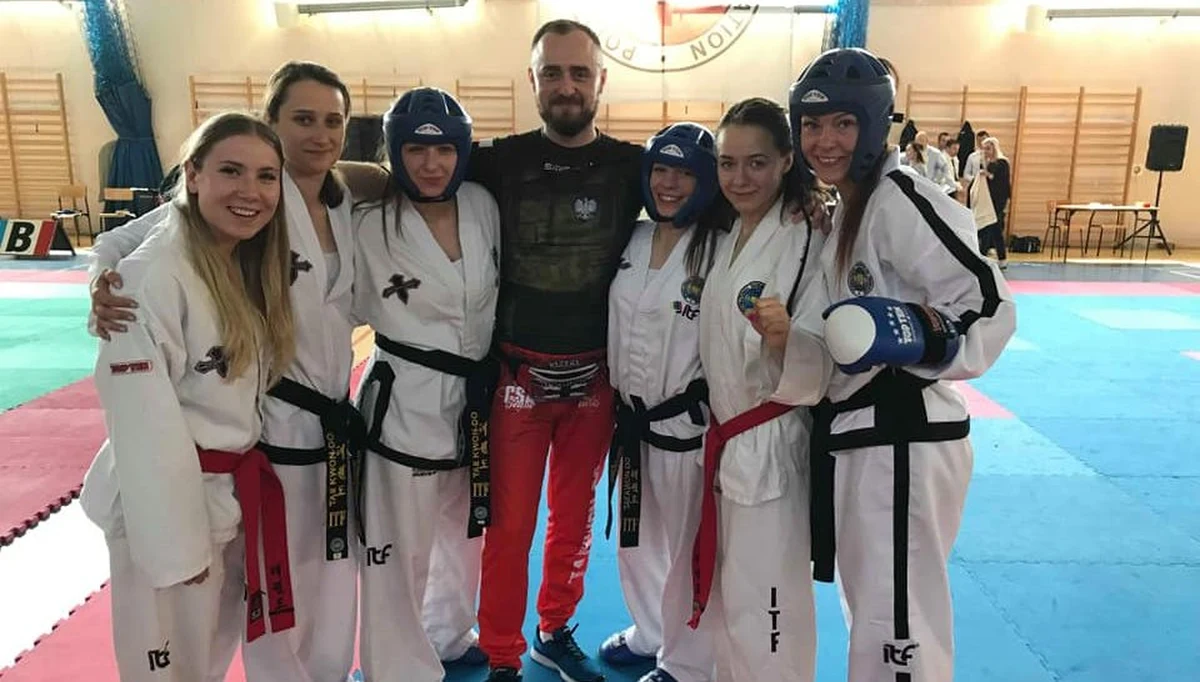 ​Było o włos od mistrzostwa, ale trzy srebrne krążki i jeden - brązowy, na Mistrzostwach Polski Seniorów Taekwon-do - to też znakomity wynik dla policjantki z Tomaszowa Mazowieckiego w Łódzkiem. Zawody odbyły się dniach 25-27 maja 2018 roku w Kłobucku.