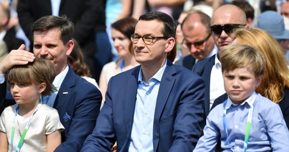 Szkolna wyprawka w wysokości 300 zł będzie naprawdę dużym wsparciem dla rodzin - powiedział premier Mateusz Morawiecki. Dodał, że od 1 lipca będzie można składać wnioski, by uzyskać to świadczenie. 