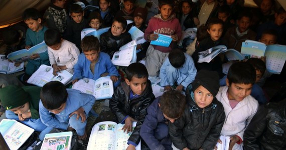 Prawie połowa dzieci w Afganistanie nie chodzi do szkoły, głównie z powodu ubóstwa, wczesnego małżeństwa i dyskryminacji dziewcząt. Liczba dzieci nieobjętych edukacją rośnie w Afganistanie po raz pierwszy od 2002 roku - podały w raporcie organizacje humanitarne. 