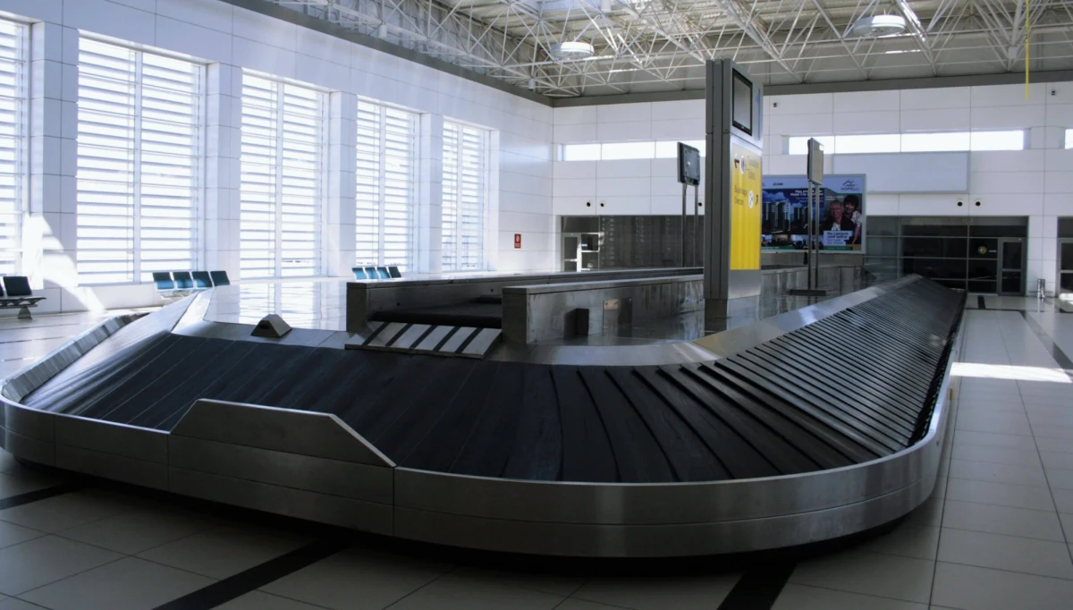 ​Grupa prawie 80 polskich turystów przez kilka godzin koczowała na lotnisku w tureckiej Antalyi. "Nie mamy już pieniędzy, nikt się nami nie opiekuje" - mówił RMF FM pan Sławomir z Elbląga, który czekał na powrót do Polski razem z żoną i trójką dzieci. Turyści byli na wczasach organizowanych przez firmę Neckermann, do Polski mają wrócić połączeniem czarterowanym od LOT-u.