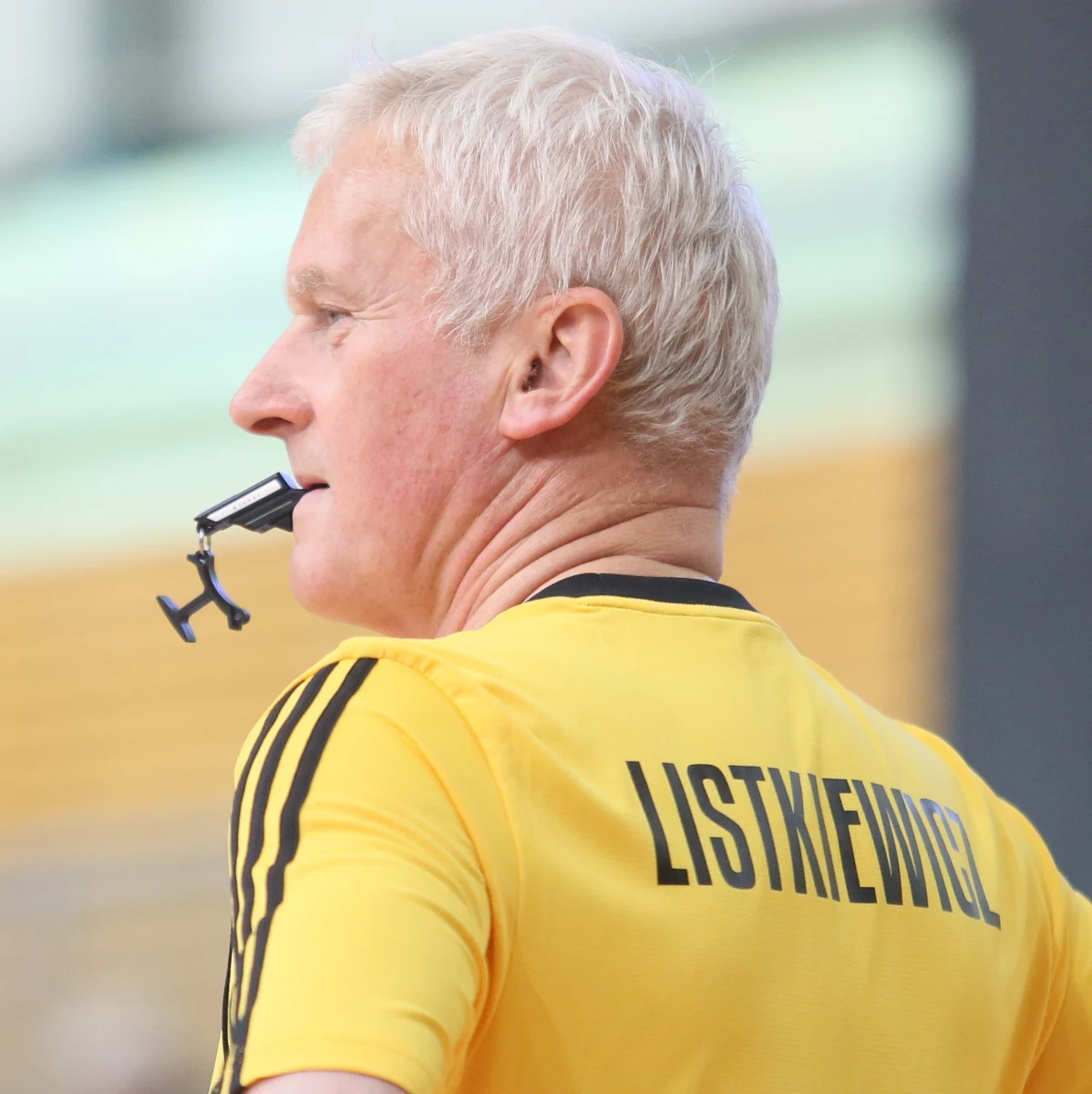 Były prezes PZPN-u i były sędzia piłkarski. Jedyny polski arbiter, który w czasie mistrzostw świata - we Włoszech w 1990 roku - sędziował aż osiem spotkań. Jest także jedynym Polakiem, który sędziował w finale mundialu: właśnie w 1990 roku w czasie finałowego pojedynku pomiędzy RFN a Argentyną był arbitrem liniowym. W rozmowie z wysłannikiem RMF FM do Arłamowa Wojciechem Marczykiem Michał Listkiewicz mówi o zmianach w sędziowaniu, opowiada o tym, jak w czasie wspomnianego mundialu we Włoszech "opalało się na basenie" i "wypiło winko albo i dwa", zdradza, czy doradzał synowi przed wyjazdem do Rosji i z jakiego wyniku polskiej kadry na rosyjskich boiskach będzie zadowolony.