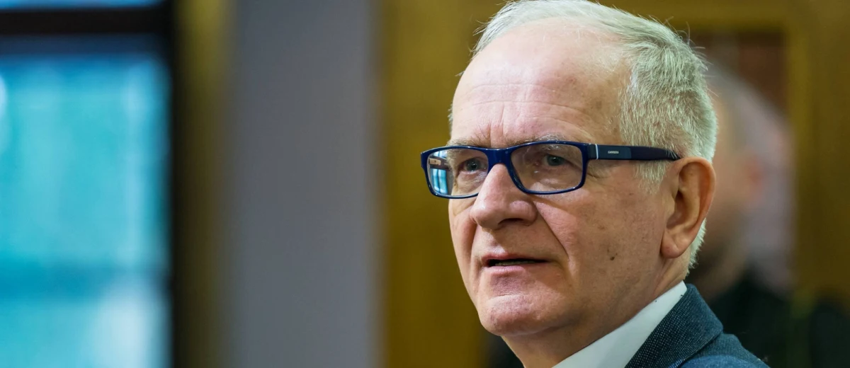 "To duże święto z punktu widzenia tego, co się w Polsce stało, zmieniło, otwarcia możliwości itd. Ale czy powinno być to święto państwowe? Trudno odpowiedzieć mi na to pytanie" - powiedział w Porannej rozmowie w RMF FM Krzysztof Czabański, zapytany o przypadającą na dziś 29. rocznicę częściowo wolnych wyborów w Polsce. Przewodniczący Rady Mediów Narodowych skomentował także wypadającą dziś rocznicę odwołania rządu Jana Olszewskiego w 1992 roku. „(To była – Red.) próba, żeby dalej się nie rozlało to, co miało się stać, m.in. lustracja, którą chciano zablokować, bo za lustracją mogły pójść o wiele poważniejsze zmiany" – ocenił poseł klubu PiS. "Obecny system jest niewydajny i niesprawiedliwy (…). 2 lata temu złożyłem w Sejmie projekt, który naprawiał ten system abonamentowy. Od 2 lat zajmuje się tym Ministerstwo Kultury. Powinien być nowy system finansowania mediów publicznych, bo ten obecny jest zły" – tak z kolei Krzysztof Czabański skomentował kwestię możliwych zmian w sprawie abonamentu RTV. 
