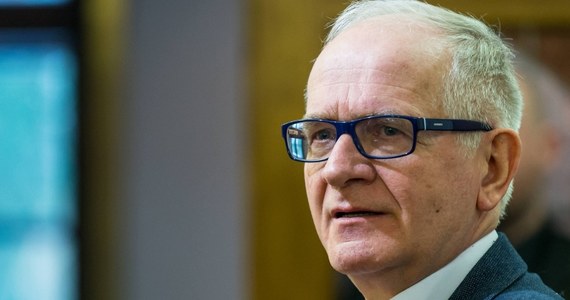 "To duże święto z punktu widzenia tego, co się w Polsce stało, zmieniło, otwarcia możliwości itd. Ale czy powinno być to święto państwowe? Trudno odpowiedzieć mi na to pytanie" - powiedział w Porannej rozmowie w RMF FM Krzysztof Czabański, zapytany o przypadającą na dziś 29. rocznicę częściowo wolnych wyborów w Polsce. Przewodniczący Rady Mediów Narodowych skomentował także wypadającą dziś rocznicę odwołania rządu Jana Olszewskiego w 1992 roku. „(To była – Red.) próba, żeby dalej się nie rozlało to, co miało się stać, m.in. lustracja, którą chciano zablokować, bo za lustracją mogły pójść o wiele poważniejsze zmiany" – ocenił poseł klubu PiS. "Obecny system jest niewydajny i niesprawiedliwy (…). 2 lata temu złożyłem w Sejmie projekt, który naprawiał ten system abonamentowy. Od 2 lat zajmuje się tym Ministerstwo Kultury. Powinien być nowy system finansowania mediów publicznych, bo ten obecny jest zły" – tak z kolei Krzysztof Czabański skomentował kwestię możliwych zmian w sprawie abonamentu RTV. 
