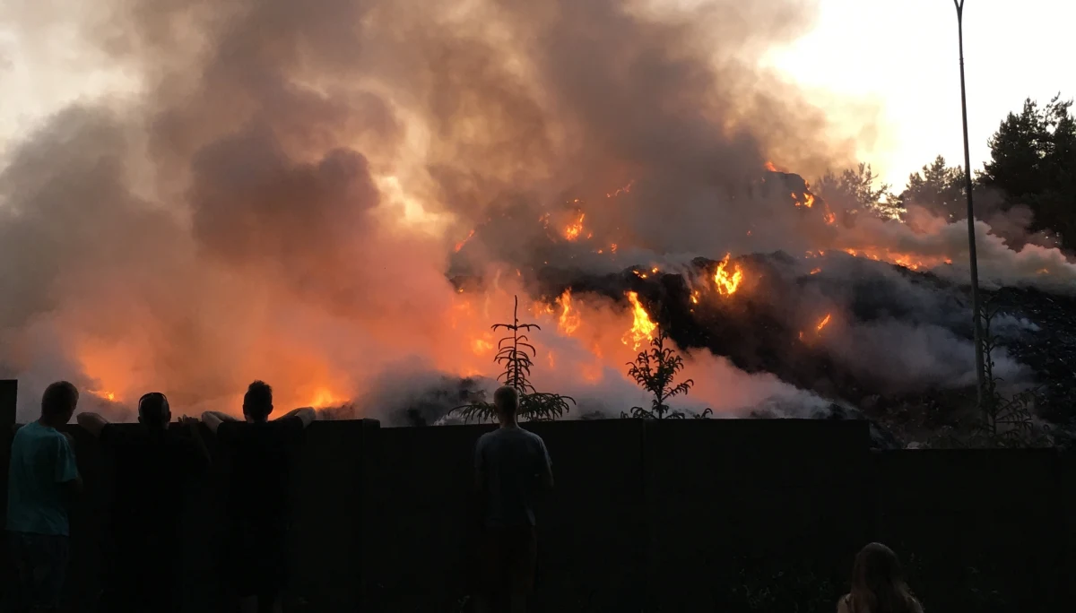 Kolejny pożar wysypiska śmieci. Ogień pojawił się na składowisku w Studziankach (województwo podlaskie) koło Białegostoku. Nikomu nic się nie stało. Zdjęcia pożaru dostaliśmy na Gorącą Linię RMF FM.