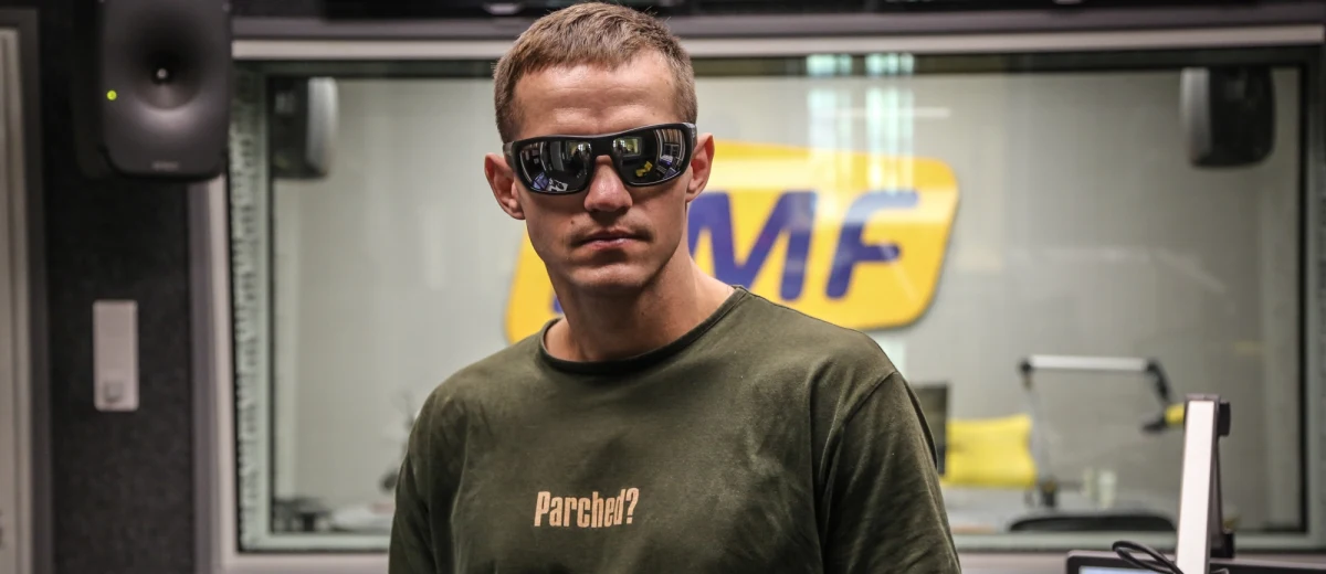 Gospodarze porannych Faktów RMF FM zaprosili do naszego krakowskiego studia Roberta Talarka. Po walce z Norbertem Dąbrowskim, którą stoczył podczas Narodowej Gali Boksu, pięściarz zaczął być porównywany do znanego z kultowych filmów Rocky’ego Balboa. "Myślę, że emocji nie brakowało. Były zwroty akcji” – przyznał w rozmowie z Magdaleną Wojtoń i Bogdanem Zalewskim. Talarek opowiedział też o tym, jak praca górnika pomaga mu w karierze bokserskiej. „Traktuję to jako trening. Od poniedziałku do piątku chodzę na 8 godzin do pracy w kopalni. Tam jest inne powietrze, inne ciśnienie. To wpływa na wydolność organizmu” – tłumaczył. Bokser podzielił się też z naszymi dziennikarzami swoim sposobem na podnoszenie się po tym, gdy wylądujemy na deskach. Co robić w takiej sytuacji? „Szukać emocji, bo one nam dają siłę. Znajdziemy je wtedy, kiedy wyobrazimy sobie, że możemy stać się kimś, kim chcemy być” – podkreślił Talarek. 