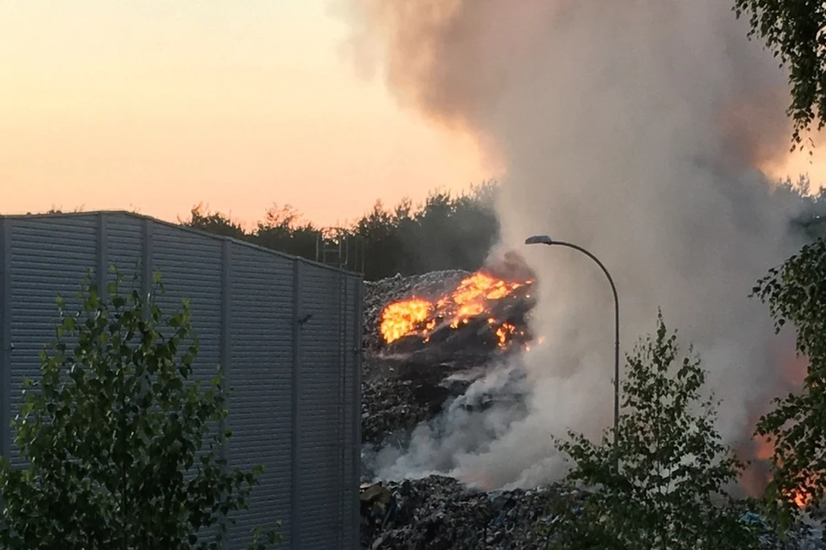 Po 13-nastu godzinach strażakom udało się ugasić pożar składowiska odpadów w Studziankach niedaleko Białegostoku. Mimo to, akcja jeszcze się nie zakończyła. Nie ma już jednak zagrożenia, że ogień przeniesie się do pobliskiego lasu i budynków zakładu. Zdjęcia pożaru dostaliśmy na Gorącą Linię RMF FM.

