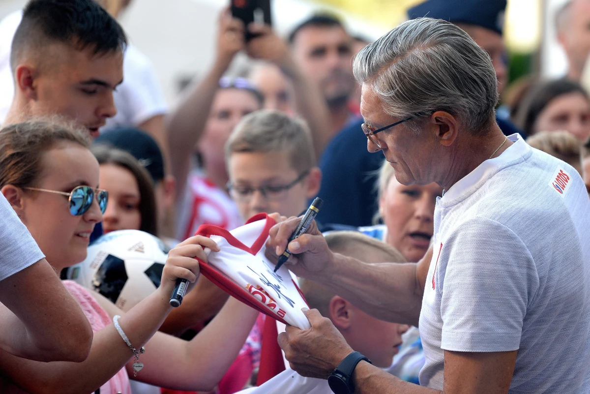 ​Selekcjoner reprezentacji Polski Adam Nawałka o godz. 14:00 ogłosi 23-osobową kadrę na mistrzostwa świata w Rosji. To oznacza, że spośród 32 piłkarzy obecnych na zgrupowaniu w Arłamowie szansę na wyjazd straci dziewięciu.