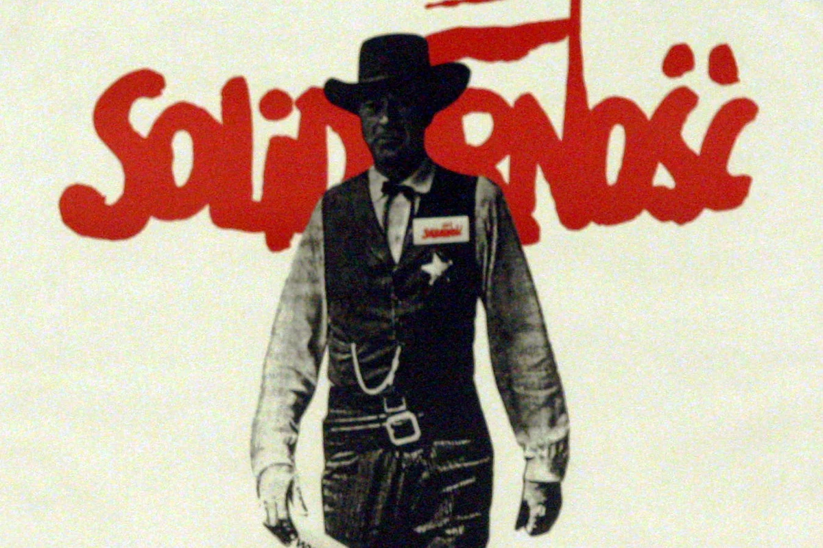 Obcięcie kabury i rewolweru i zastąpienie ich kartką z napisem "wybory" w ręku znaczyło, że to ta kartka jest jedyną bronią obywateli - mówił Tomasz Sarnecki, autor najbardziej znanego plakatu, związanego z wyborami 4 czerwca 1989 r. Na pewno nie chodziło o cenzurę, ale o to, że Solidarność jest ruchem przede wszystkim pokojowym. Broń do tego nie pasowała.