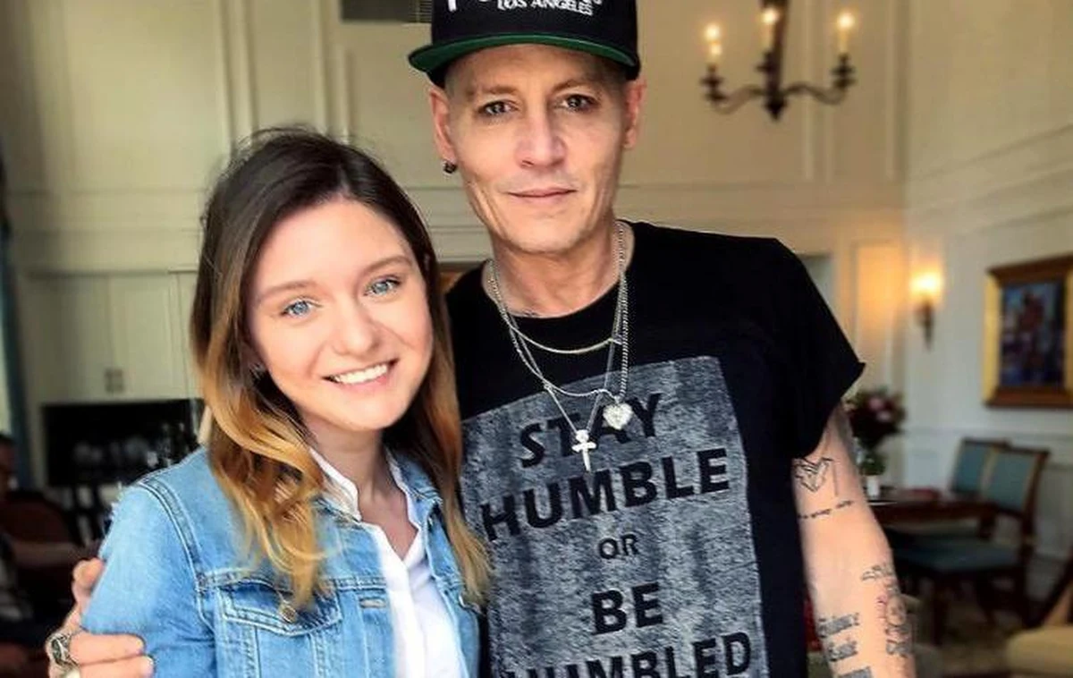 Nowe zdjęcia amerykańskiego aktora Johnny Deppa szokują internatów. Na jednym z ich opublikowanym w Instagramie gwiazdor pozuje z fanką. Jest nieprawdopodobnie wychudzony. 