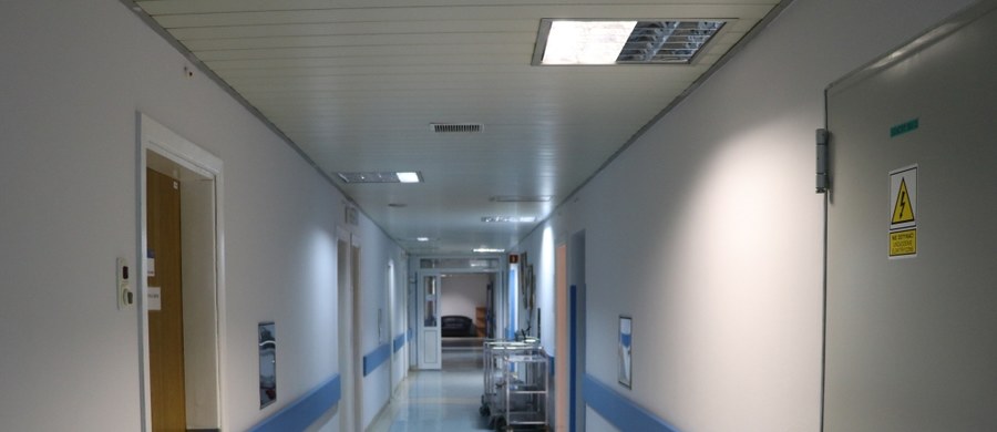 Część pielęgniarek z Uniwersyteckiego Dziecięcego Szpitala Klinicznego w Białymstoku wzięła zwolnienia lekarskie i nie przyszła dzisiaj do pracy. Efekt - na niektórych oddziałach przyjmowane są tylko pilne przypadki. 