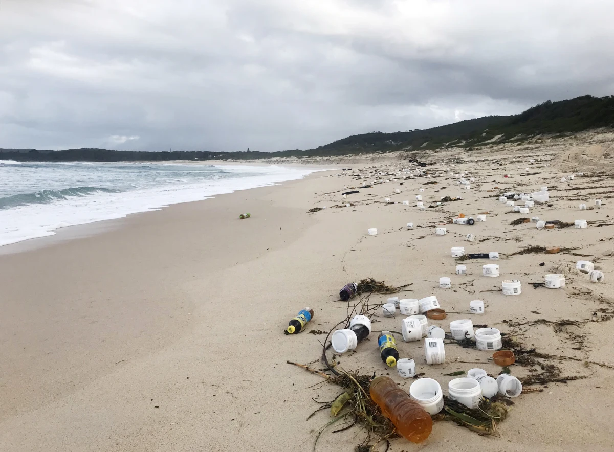 Plaże regionu Port Stephens w Australii pokryte są plastikowymi przedmiotami, metalowymi elementami i śmieciami. W nocy z przepływającego w pobliżu frachtowca spadły do morza 83 kontenery. Na plażach śmieci zbiera kilkudziesięciu wolontariuszy, ale i tak obawiają się, że sprzątanie tego kawałka wybrzeża zajmie im tygodnie.