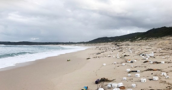 Plaże regionu Port Stephens w Australii pokryte są plastikowymi przedmiotami, metalowymi elementami i śmieciami. W nocy z przepływającego w pobliżu frachtowca spadły do morza 83 kontenery. Na plażach śmieci zbiera kilkudziesięciu wolontariuszy, ale i tak obawiają się, że sprzątanie tego kawałka wybrzeża zajmie im tygodnie.
