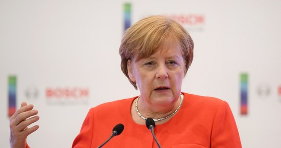 ​Francuskie media podkreślają w poniedziałek, że w wywiadzie dla "Frankfurter Allgemeine Sonntagszeitung" kanclerz Niemiec Angela Merkel "wreszcie" odpowiedziała na propozycje dla Europy prezydenta Francji Emmanuela Macrona. Oceniają jednak, że to "mały krok".