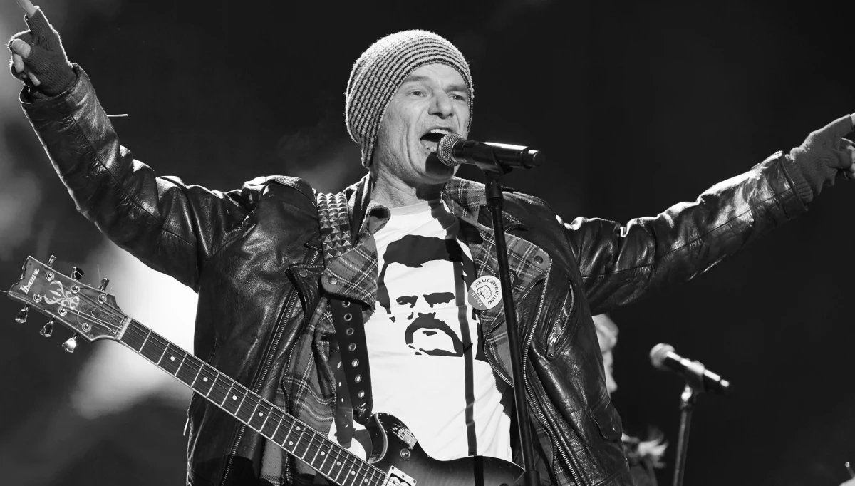 Stołeczna prokuratura bada okoliczności śmierci Roberta Brylewskiego. Wokalista, gitarzysta, kompozytor i współzałożyciel zespołów Kryzys, Brygada Kryzys, Izrael oraz Armia zmarł w wieku 57 lat. Według śledczych, jego śmierć mogła być konsekwencją pobicia, do którego doszło w styczniu tego roku. 