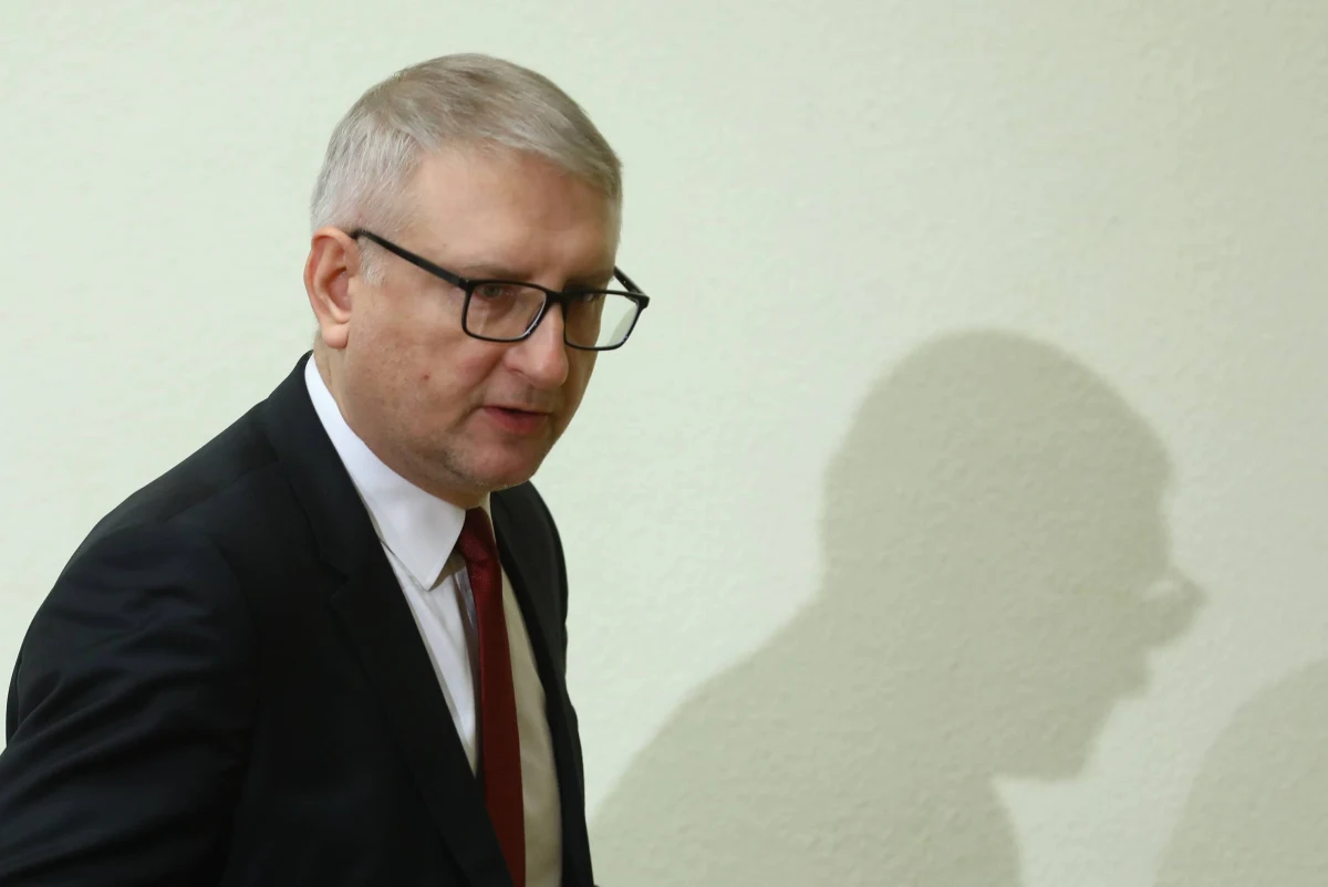 "Stanisław Pięta został zawieszony w prawach członka partii i klubu PiS. Będzie także wycofany z prac komisji śledczej ds. Amber Gold oraz komisji ds. służb specjalnych" - poinformowała wicemarszałek Sejmu Beata Mazurek. "Przyjmuję i jest to koniec mojego komentarza" - w ten sposób odniósł się do tego polityk w rozmowie z RMF FM. 