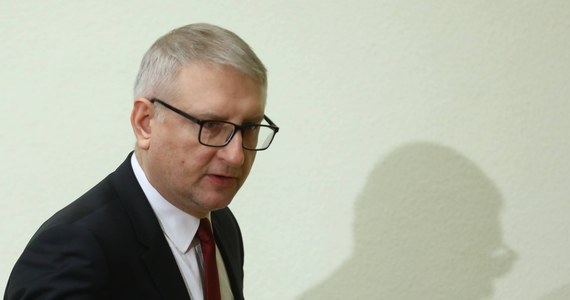 "Stanisław Pięta został zawieszony w prawach członka partii i klubu PiS. Będzie także wycofany z prac komisji śledczej ds. Amber Gold oraz komisji ds. służb specjalnych" - poinformowała wicemarszałek Sejmu Beata Mazurek. "Przyjmuję i jest to koniec mojego komentarza" - w ten sposób odniósł się do tego polityk w rozmowie z RMF FM. 