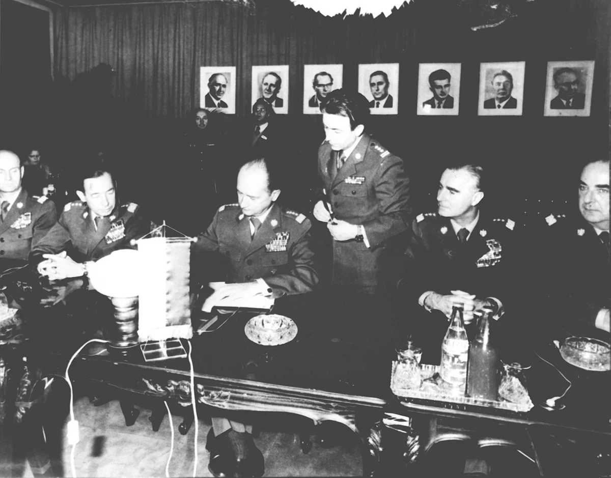 "Zacięta walka na słowa pomiędzy przeciwnikami a zwolennikami Ryszarda Kuklińskiego jest tak naprawdę sporem między tymi, którzy tęsknią za Polską Ludową, dostrzegając w niej głównie pozytywy, a tymi, dla których była ona sowiecką kolonią" - uważa Jerzy Bukowski, doktor filozofii, który był reprezentantem prasowym Ryszarda Kuklińskiego w kraju. Z blogerem rmf24.pl rozmawiał Bogdan Zalewski. Dziś w Krakowie odsłonięcia pomnika generała Ryszarda Kuklińskiego.  