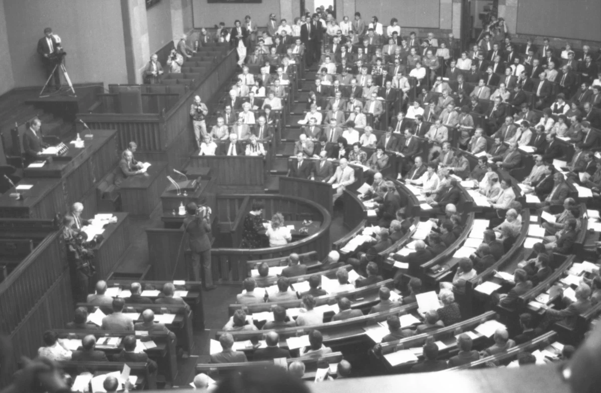 „Skład Sejmu X kadencji, jeśli chodzi o klub parlamentarny PZPR nie do końca był reprezentatywny dla PZPR” - powiedział w Popołudniowej rozmowie w RMF FM Sławomir Wiatr, który w wyborach parlamentarnych w czerwcu 1989 roku startował z list Polskiej Zjednoczonej Partii Robotniczej. „W Sejmie X kadencji znalazłem się z przypadku” - dodał Wiatr. „Ja nie miałem zamiaru być posłem i w ogóle profesjonalnym politykiem” - wyjaśnił. Z kolei Henryk Wujec, reprezentujący wówczas Komitet Obywatelski "Solidarność", ocenił w rozmowie z Marcinem Zaborskim, że wynik wyborów z 4 czerwca 1989 roku „to był nokaut”. „Co było do wyboru? 100 miejsc mandatowych do Senatu, 121 miejsc do Sejmu - to jest to 35 proc. w wolnych wyborach. Z tych 121 miejsc plus 100 ile miejsc wygrała „Solidarność”? Jednego nie wygrała. To jest nokaut” - mówił Wujec.