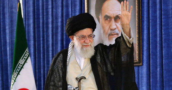 Irański przywódca duchowo-polityczny ajatollah Ali Chamenei powiedział, że arabska młodzież powinna przeciwstawić się USA i przejąć inicjatywę, aby móc kontrolować swą przyszłość. Ostrzegł, że na każdy atak Iran "odpowie dziesięciokrotnie". 
