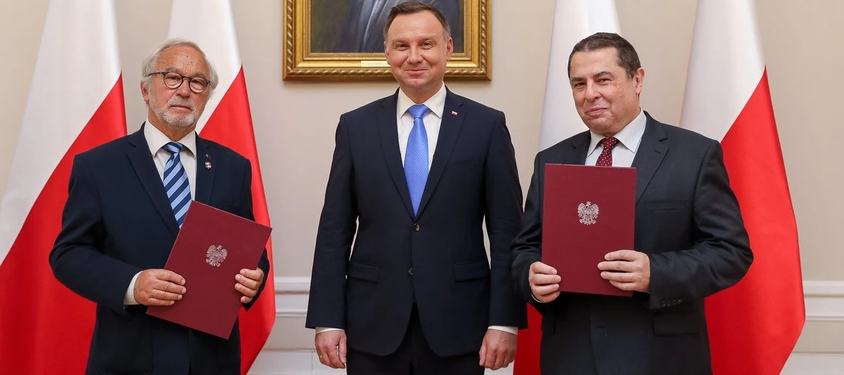 Prezydent Andrzej Duda wręczył nominacje dwóm nowym członkom kapituły Orderu Orła Białego - fotografowi Adamowi Bujakowi i publicyście Bronisławowi Wildsteinowi. Taką informację podała Kancelaria Prezydenta.