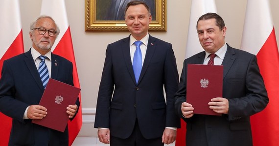 Prezydent Andrzej Duda wręczył nominacje dwóm nowym członkom kapituły Orderu Orła Białego - fotografowi Adamowi Bujakowi i publicyście Bronisławowi Wildsteinowi. Taką informację podała Kancelaria Prezydenta.