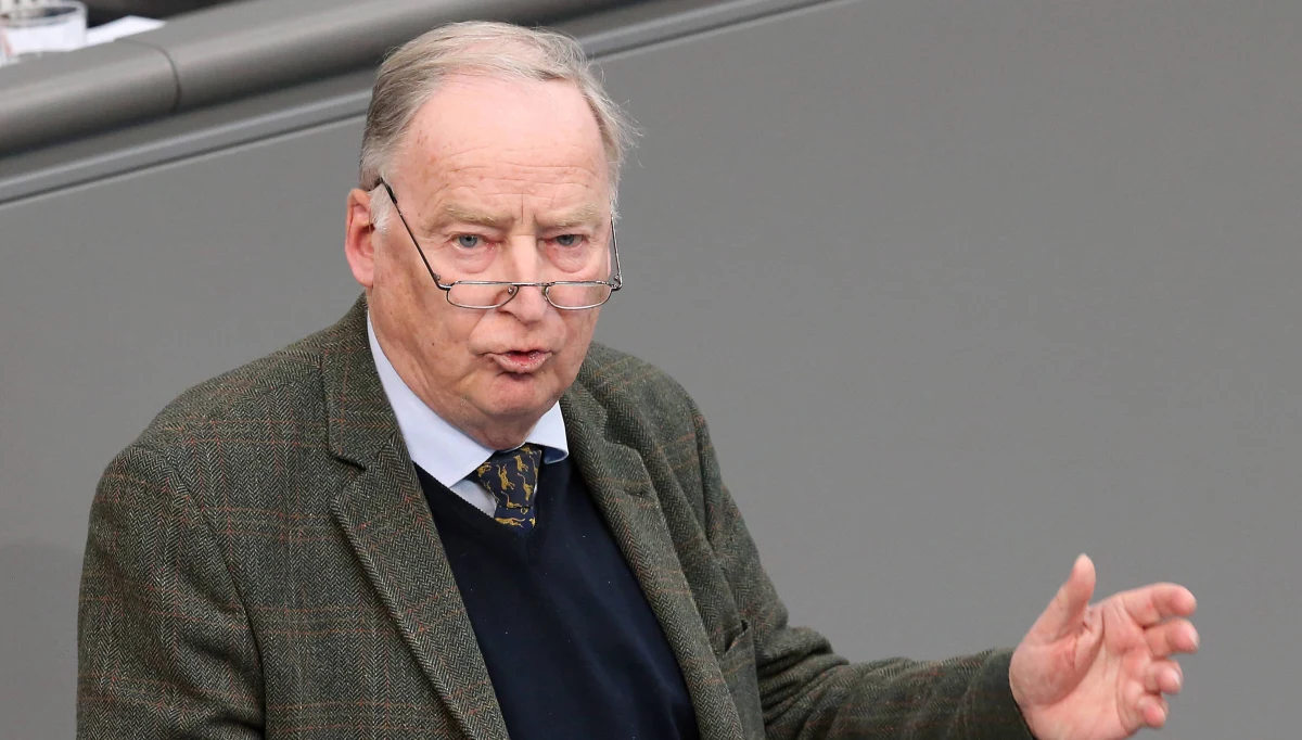 ​Współprzewodniczący prawicowo-populistycznej partii AfD Alexander Gauland, który niedawno porównał czasy hitleryzmu do "ptasiej kupy w ponadtysiącletniej historii Niemiec", zapewnił, że nie zamierzał relatywizować zbrodni nazizmu.