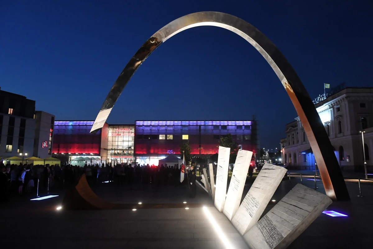 Na placu Jana Nowaka-Jeziorańskiego w Krakowie odsłonięto w poniedziałek wieczorem pomnik generała Ryszarda Kuklińskiego. Uruchomiona została też iluminacja monumentu.