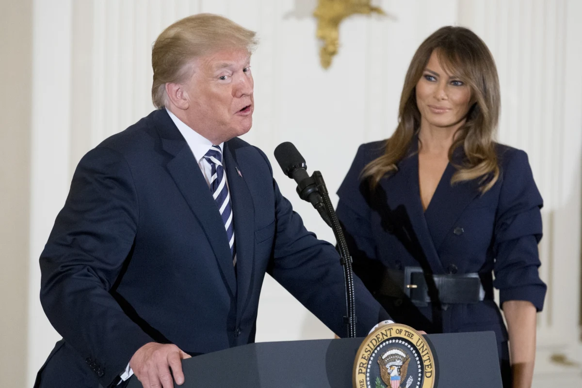 ​Melania Trump pojawiła się publicznie pierwszy raz od ponad trzech tygodni. Jak poinformowała stacja CNN, w poniedziałek pierwsza dama, w towarzystwie swego męża, prezydenta Donalda Trumpa, wzięła udział w przyjęciu w Białym Domu.