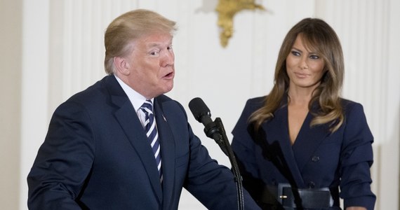 ​Melania Trump pojawiła się publicznie pierwszy raz od ponad trzech tygodni. Jak poinformowała stacja CNN, w poniedziałek pierwsza dama, w towarzystwie swego męża, prezydenta Donalda Trumpa, wzięła udział w przyjęciu w Białym Domu.