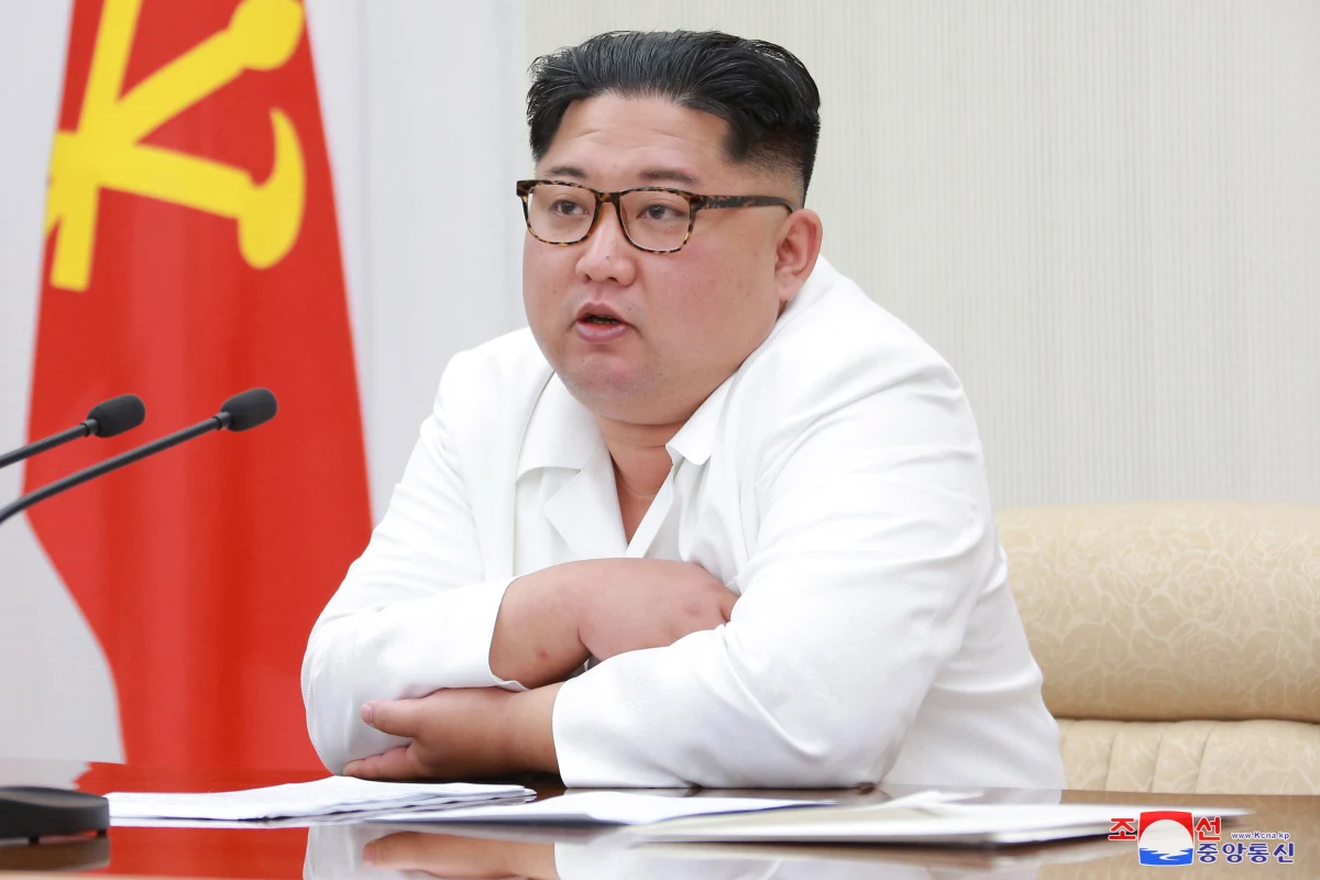 ​Trwają spekulacje, kto pokryje koszty pobytu Kim Dzong Una w Singapurze podczas szczytu z Donaldem Trumpem, który odbędzie się 12 czerwca - pisze Associated Press. Według AP przywódca Korei Płn. nie zamierza zapłacić za pobyt swojej delegacji na wyspie.