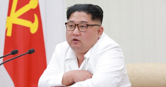 ​Trwają spekulacje, kto pokryje koszty pobytu Kim Dzong Una w Singapurze podczas szczytu z Donaldem Trumpem, który odbędzie się 12 czerwca - pisze Associated Press. Według AP przywódca Korei Płn. nie zamierza zapłacić za pobyt swojej delegacji na wyspie.