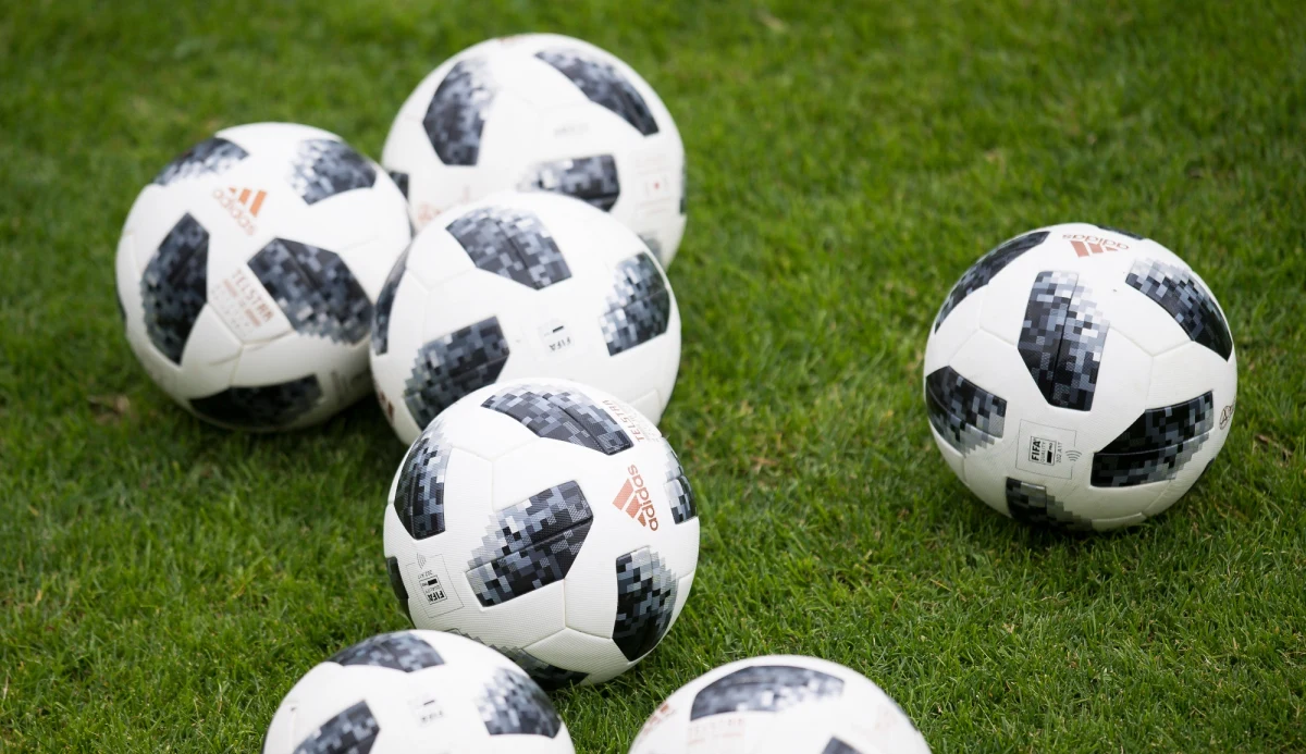 Osiemdziesiąt lat temu - 5 czerwca 1938 roku - polscy piłkarze zadebiutowali w mistrzostwach świata. We Francji rozegrali tylko jeden mecz, ale za to niezwykły. W 1/8 finału - wtedy nie było fazy grupowej - przegrali z Brazylią po dogrywce 5:6, a cztery gole strzelił Ernest Wilimowski.