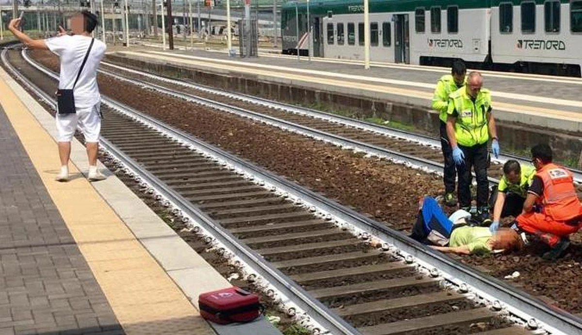 Włosi są zszokowani sytuacją, do jakiej doszło w mieście Piacenza na północy kraju. W czasie gdy ratownicy udzielali pomocy potrąconej przez pociąg turystce z Kanady, stojący na peronie młody mężczyzna robił selfie. 