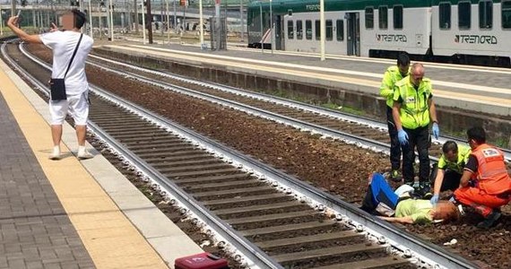 Włosi są zszokowani sytuacją, do jakiej doszło w mieście Piacenza na północy kraju. W czasie gdy ratownicy udzielali pomocy potrąconej przez pociąg turystce z Kanady, stojący na peronie młody mężczyzna robił selfie. 