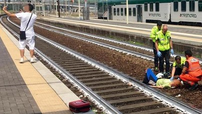 Ratowali życie potrąconej przez pociąg kobiecie. Młody mężczyzna robił selfie