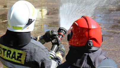 Pożar hałdy odpadów w Wielkopolsce. 13 zastępów straży pożarnej w akcji