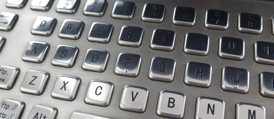 Służba Bezpieczeństwa Ukrainy (SBU) poinformowała o udaremnieniu cyberataku na ambasadę jednego z państw NATO w Kijowie. Nie podano, o które państwo chodzi.