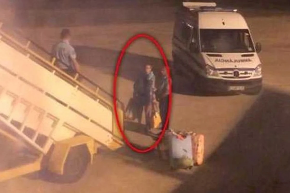 Odór ciała jednego z pasażerów samolotu lecącego z Holandii na Wyspy Kanaryjskie był tak nieznośny, że inni wymiotowali i mdleli. Pilot zdecydował o awaryjnym lądowanie w Faro w Portugalii. Tam nakazano śmierdzącemu pasażerowi opuszczenie maszyny. 