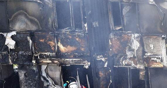 Brytyjskie media skrytykowały londyńską straż pożarną, omawiając wskazane przez ekspertów błędy, jakich dopuściła się w czasie akcji ratunkowej w wieżowcu Grenfell Tower w czerwcu ubiegłego roku. W pożarze zginęły 72 osoby. 